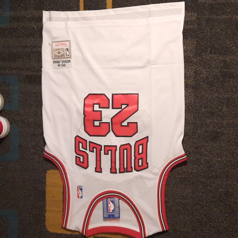 White Chicago Bulls Michael Jordan Jersey